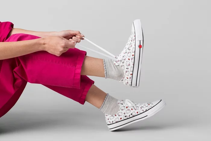 hello-kitty-converse-one-star-chuck-taylor-collaboration-1